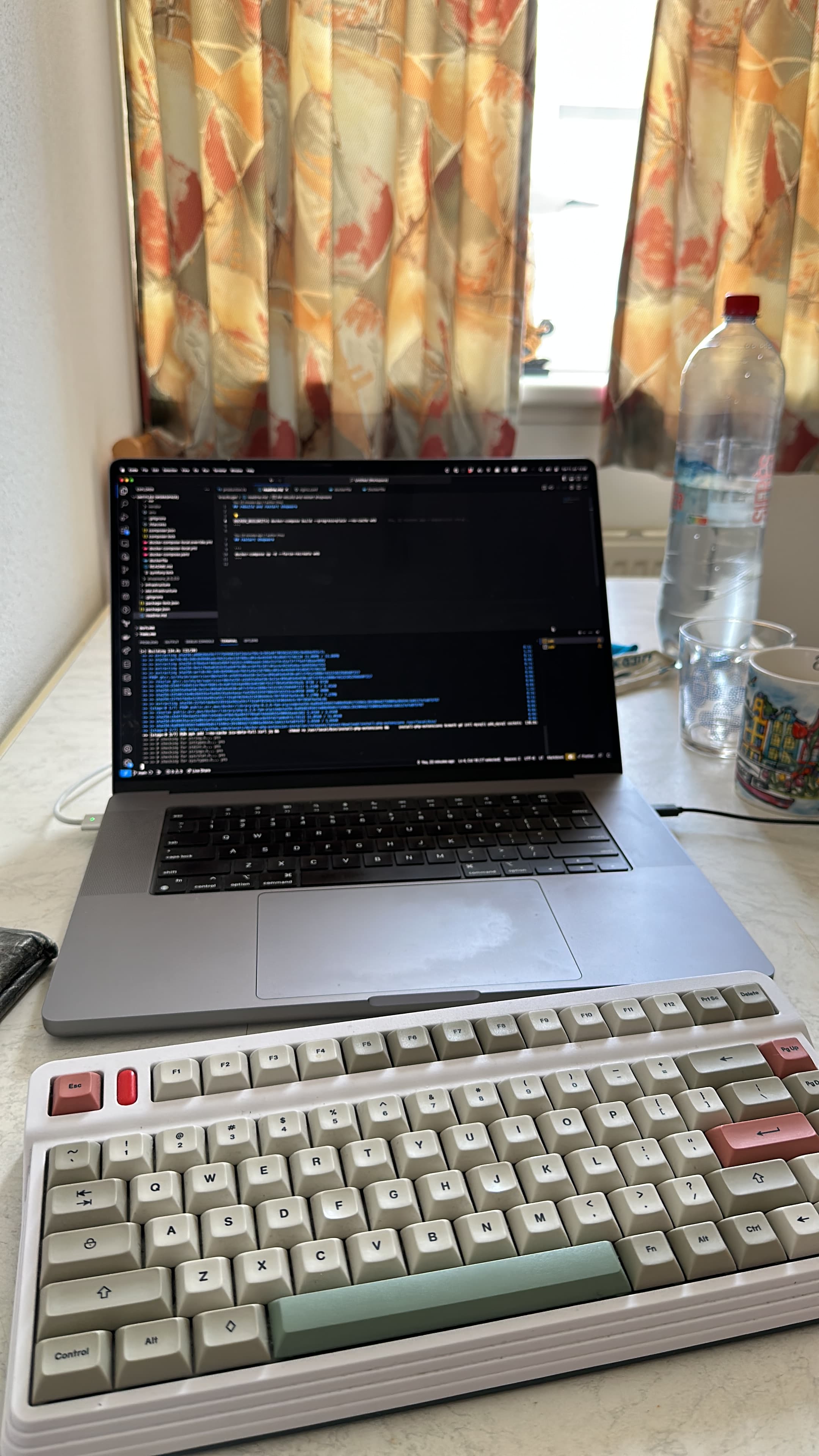 Laptop mit Code auf dem Küchentisch — wo Mokkeli entsteht